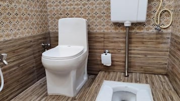 Deluxe Twin Room, Garden View | Bathroom | Shower, free toiletries, towels, soap