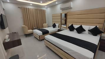 Deluxe Triple Room, City View | Desk, free WiFi