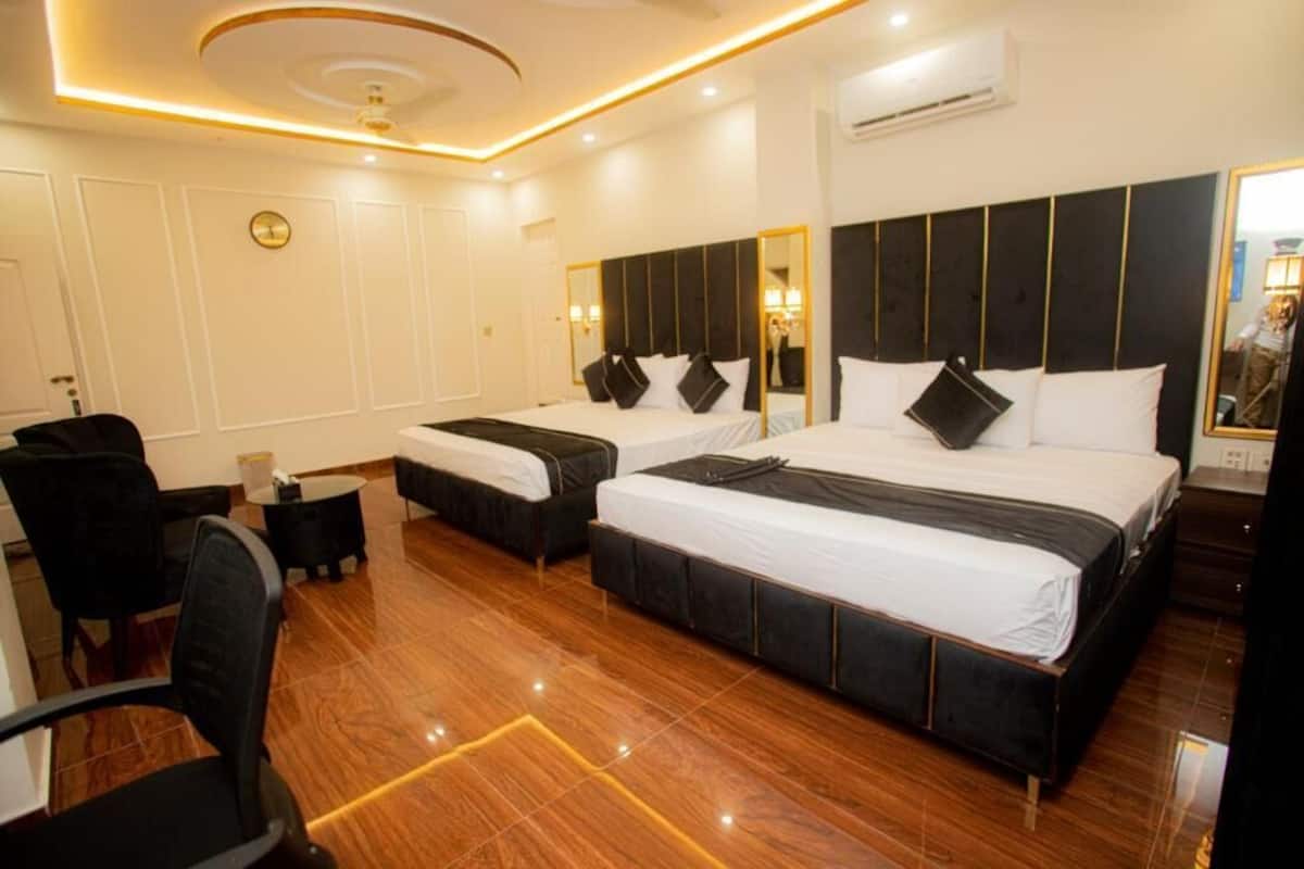 Luxury Quadruple Room | Desk, free WiFi
