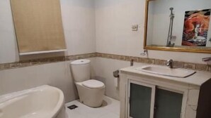 Une salle de bain avec une baignoire, des toilettes et un lavabo.