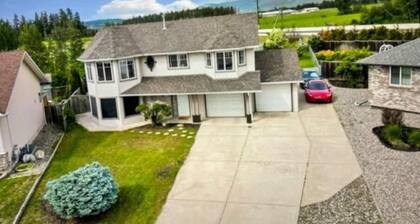 Cozy & Private Self-Contained Suite in Armstrong