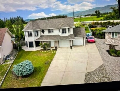 Cozy & Private Self-Contained Suite in Armstrong