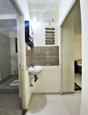 Haartrockner, Bidet, Handtücher, Seife