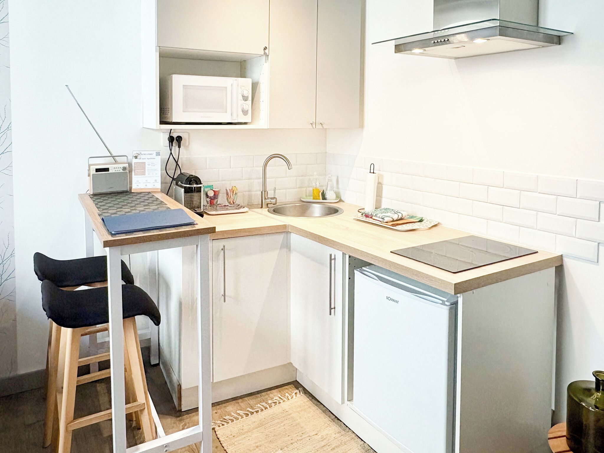 Réfrigérateur, micro-ondes, cafetière/bouilloire