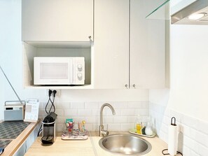 冷蔵庫、電子レンジ、コーヒー / ティーメーカー、調理器具と食器