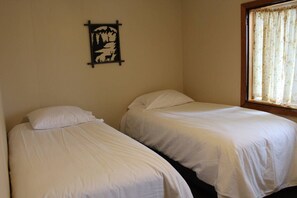 4 bedrooms, free WiFi, bed sheets - Cabin 4 - Classic 1933 cabin on the lake shore, 10 steps from the dock (Deer River)