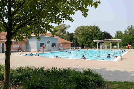 Pool. Vintage Music Themed Home in the Heart of London Across From Gibbons Park