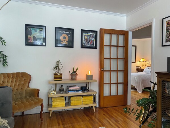 Interior - Vintage Music Themed Home in the Heart of London Across From Gibbons Park (London)