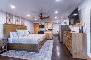 1 bedroom, desk, travel cot, WiFi