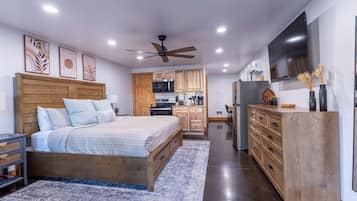 1 bedroom, desk, travel crib, WiFi