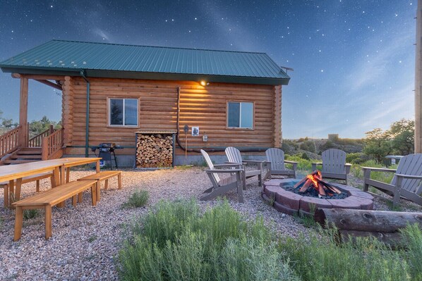 A log cabin with a fire pit and outdoor seating. - Private Cowboy Hot Tub with Alleged UFO Sightings (Alton)