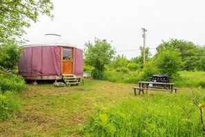 Outdoor dining - Farm Stay Yurt - 7 min St Albans (Fairfield)