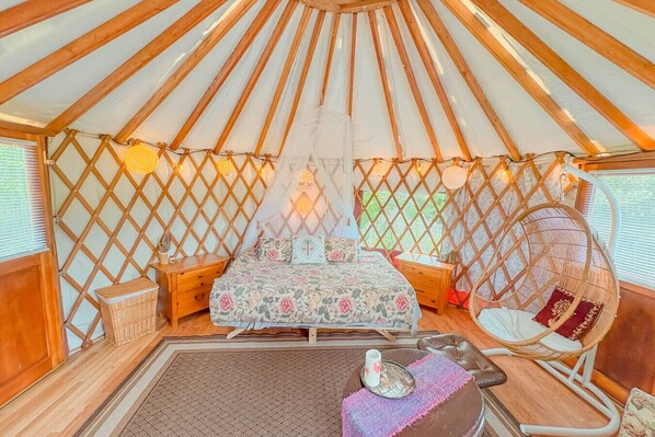 1 bedroom, bed sheets - Farm Stay Yurt - 7 min St Albans (Fairfield)