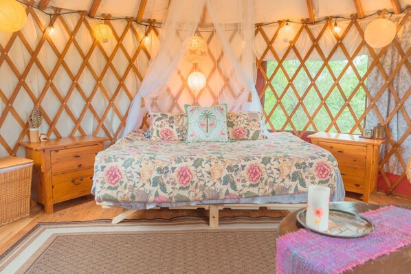 1 bedroom, bed sheets