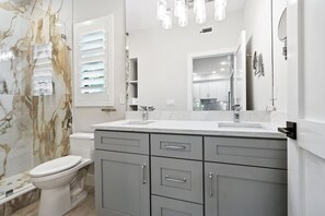 Douche, séchoir à cheveux, serviettes fournies, savon