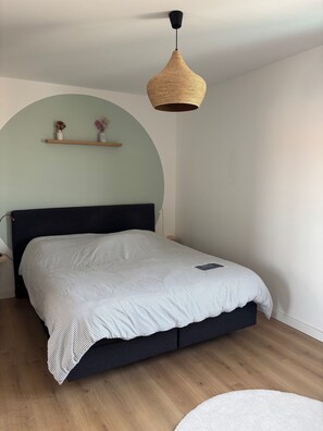 3 chambres, fer et planche à repasser, Wi-Fi, draps fournis