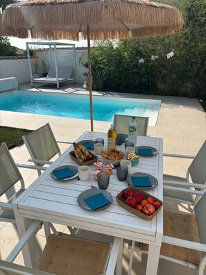 Outdoor dining - Villa with tropical-style garden, swimming pool with four-poster bed, 300m from the lake. (Villeneuve-de-la-Raho)