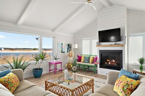 Living area - Reel Relaxation-Waterfront 3-bedroom house in Deal Island Historic District (Deal Island Historic District)