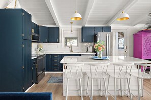 Private kitchen - Reel Relaxation-Waterfront 3-bedroom house in Deal Island Historic District (Deal Island Historic District)