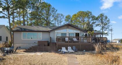 Reel Relaxation-Waterfront 3-bedroom house in Deal Island Historic District