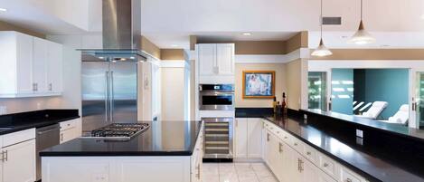 Microondas, horno, placa de cocina y lavavajillas