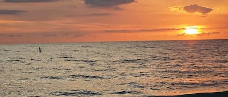 Una spiaggia nelle vicinanze