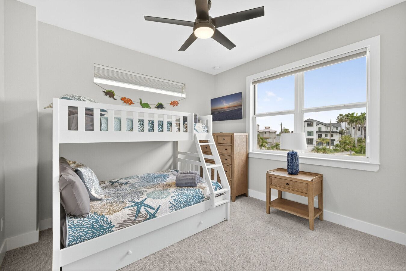 5 habitaciones, escritorio y tabla de planchar con plancha 