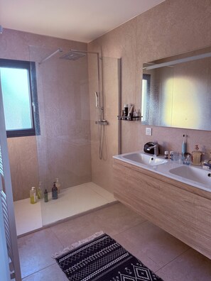 Een douche, een haardroger, handdoeken, zeep