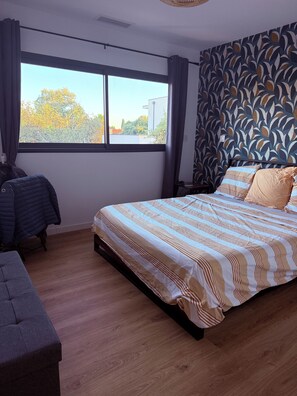 3 bedrooms, desk, iron/ironing board, free WiFi