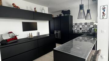 Een koelkast, een microgolfoven, een oven, een kookplaat