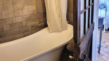 Secadora de cabello, toallas, jabón, papel de baño