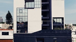 A modern multi-story building with large windows and balconies. - Apartment with Beautiful Views | ACASO 502 (Heroica Puebla de Zaragoza)