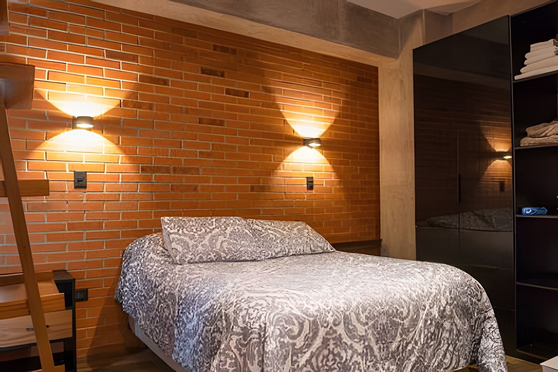 2 bedrooms, iron/ironing board, internet, bed sheets