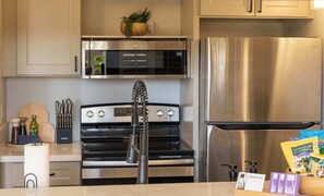 冷蔵庫、電子レンジ、オーブン、コンロ