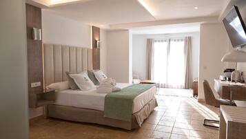 Suite júnior, balcó, vistes al jardí | Caixa forta a l'habitació i escriptori