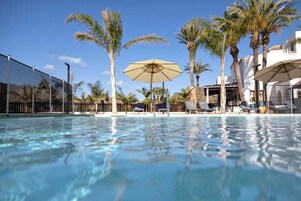 Una piscina al aire libre de temporada