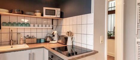 Micro-ondes, four, plaque de cuisson