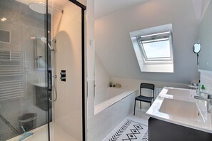 Dusche, Haartrockner, Handtücher, Seife