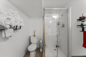 Dusche, Haartrockner, Handtücher, Toilettenpapier