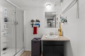 Dusche, Haartrockner, Handtücher, Toilettenpapier