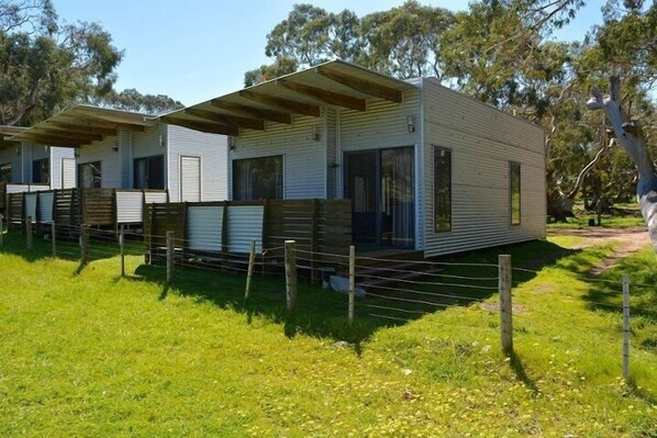 Exterior - DE 3 - Deluxe Open Plan Cabin (Cape Otway)