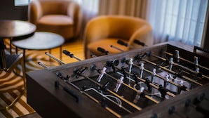 Game room - Relaxing Double Room with Rooftop Pool, Near Pier 39 & Coit Tower (San Francisco)