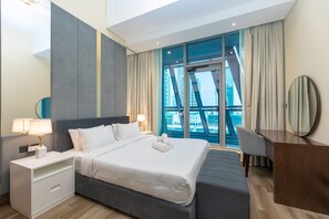 Desk, iron/ironing board, travel crib, free WiFi - Stunning Corner Suite Canal View (Dubai)