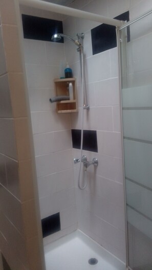 Shower, soap, toilet paper - HOUSE 300m SEA/6 PERS/week and 2nd week with discount. 400m from town center. (Unknown)