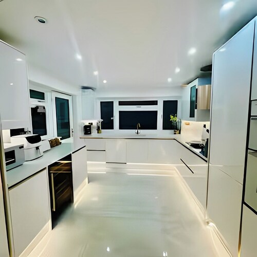 Robin Apartment (2-bedroom Luxury) in Greater London...with an upright Piano!