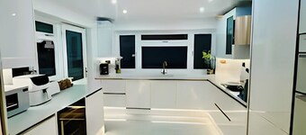 Peacock Apartment (3-bedroom Luxury) in Greater London...with an upright Piano!