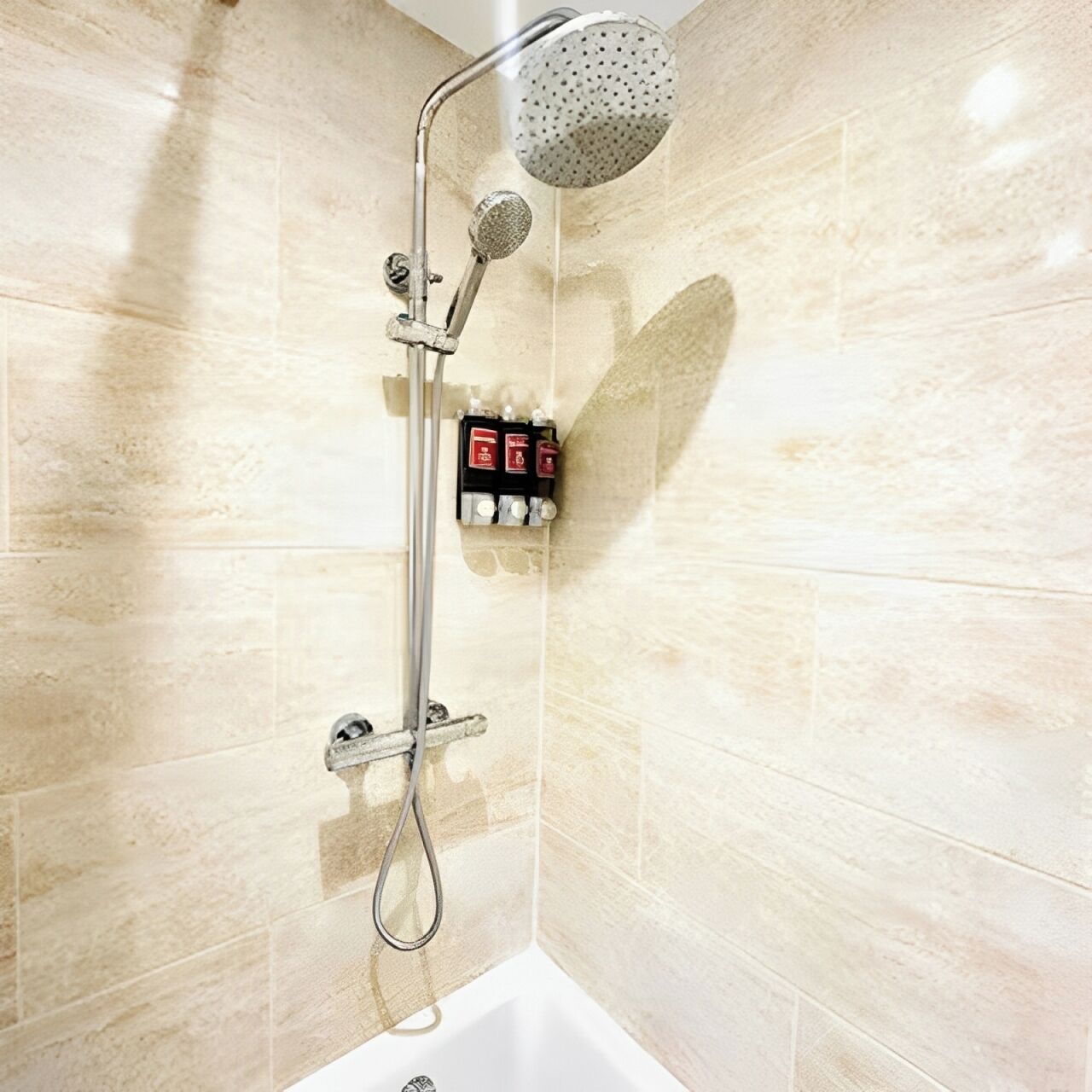 Een haardroger, handdoeken, toiletpapier