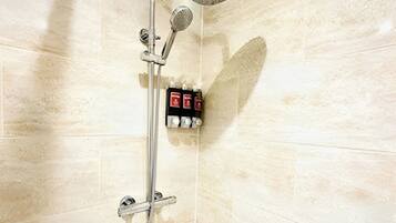 Een haardroger, handdoeken, toiletpapier