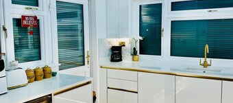 Robin Apartment (2-bedroom Luxury) in Greater London...with an upright Piano!