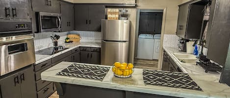 Kjøleskap, mikrobølgeovn, ovn og kokeplater